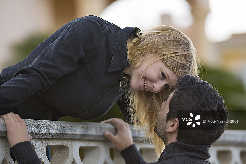 罗密欧与朱丽叶 - 阳台上的情侣图片素材