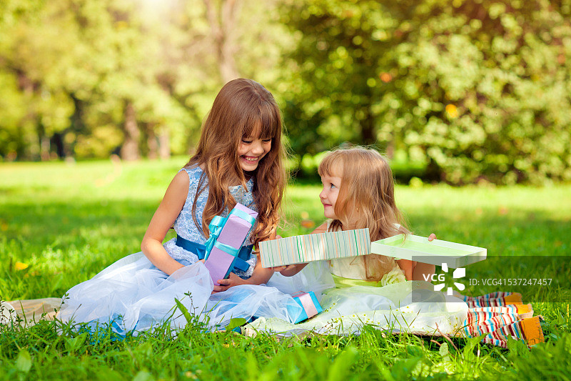 拿着礼物的孩子们图片素材