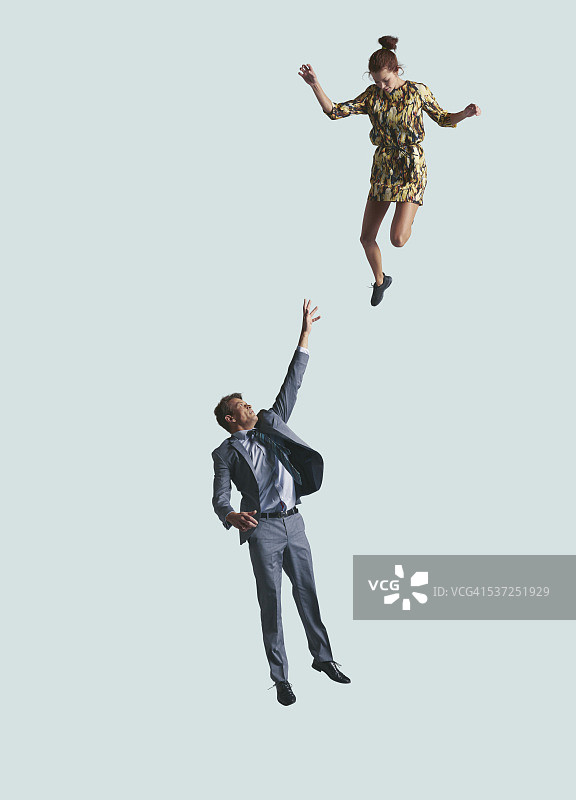 商人伸手向上，女人向下看图片素材