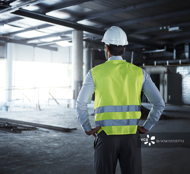 站在工程前沿图片素材