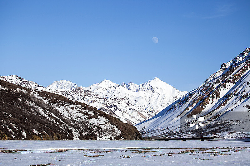 阿拉斯加山脉上的月亮图片素材