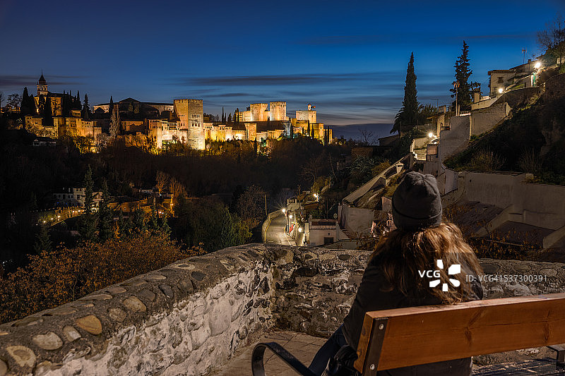 女人在看阿尔罕布拉宫图片素材