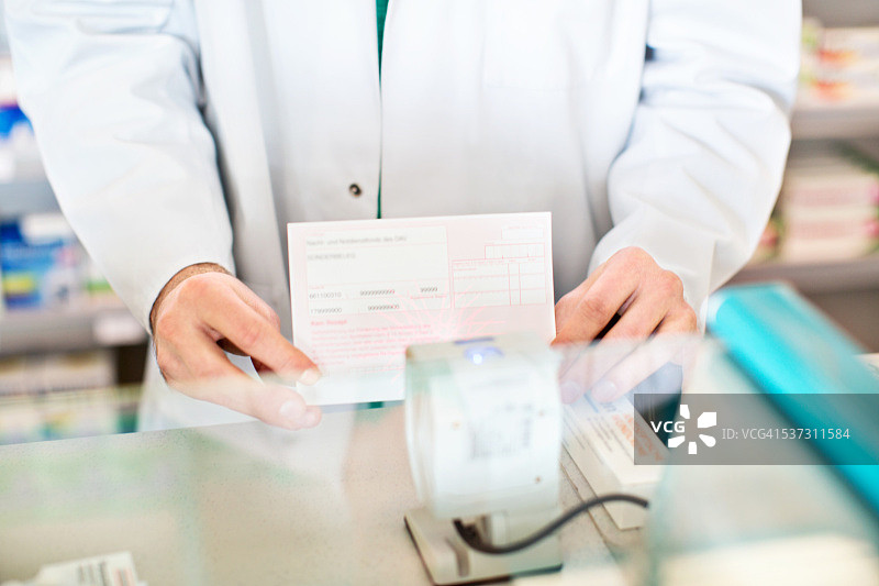 药剂师核对顾客处方药的手图片素材