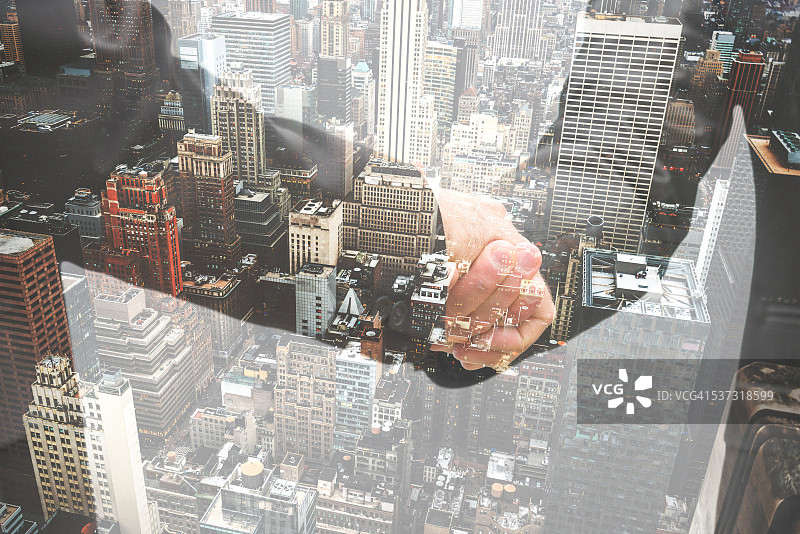 金融区上的双重曝光商务握手图片素材