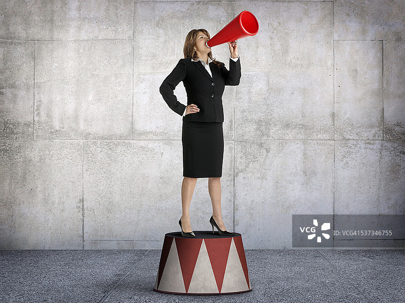 女商人从基座上呼喊图片素材