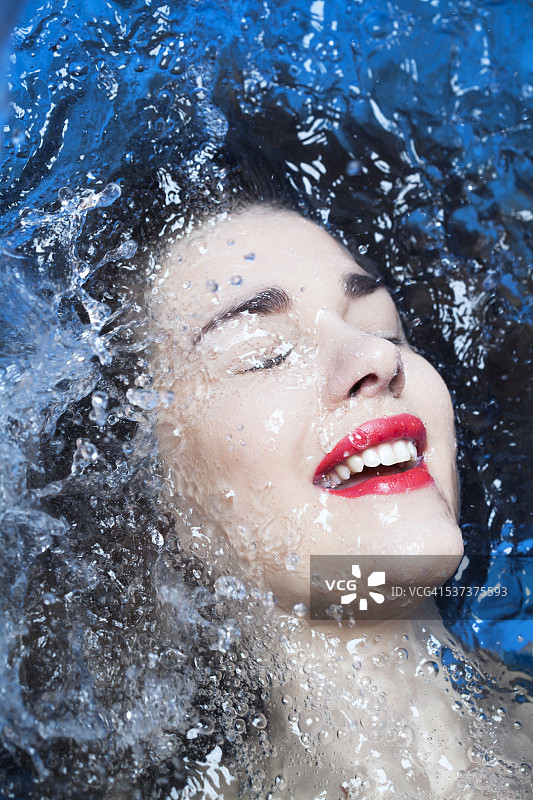 年轻女人的脸被水泼溅图片素材