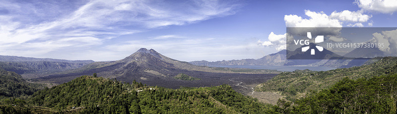 巴图尔火山和湖泊全景图片素材