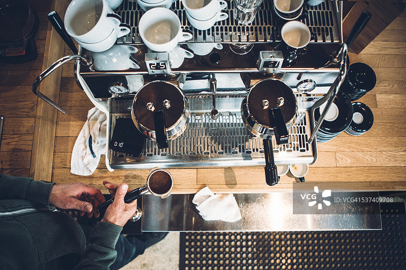 咖啡师操作意式咖啡机图片素材