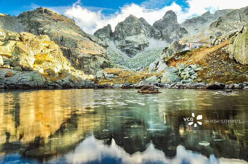 保加利亚里拉山的静谧湖面倒影图片素材