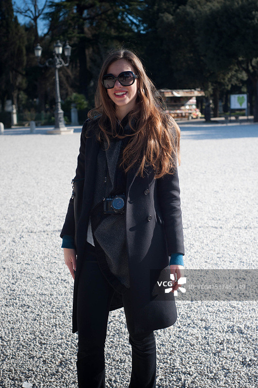 在平丘山的年轻女人图片素材