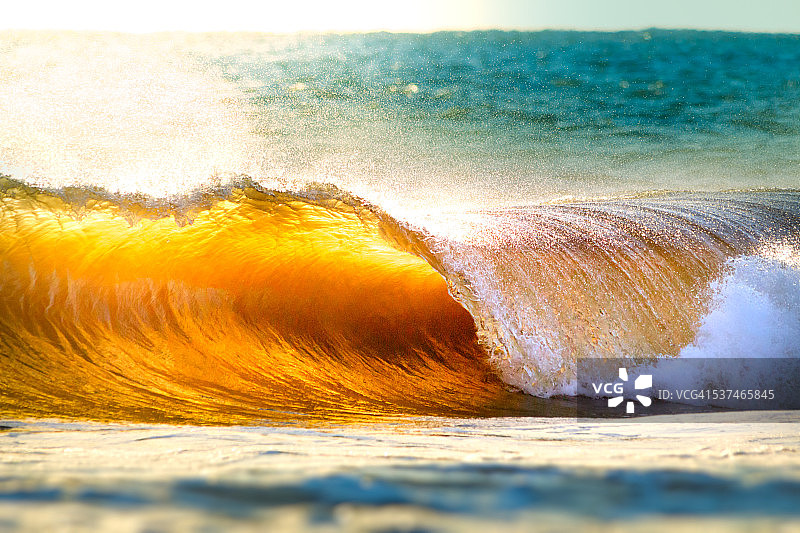 日落时分拍打的海浪图片素材