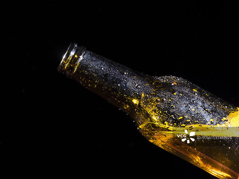 冰镇啤酒瓶图片素材