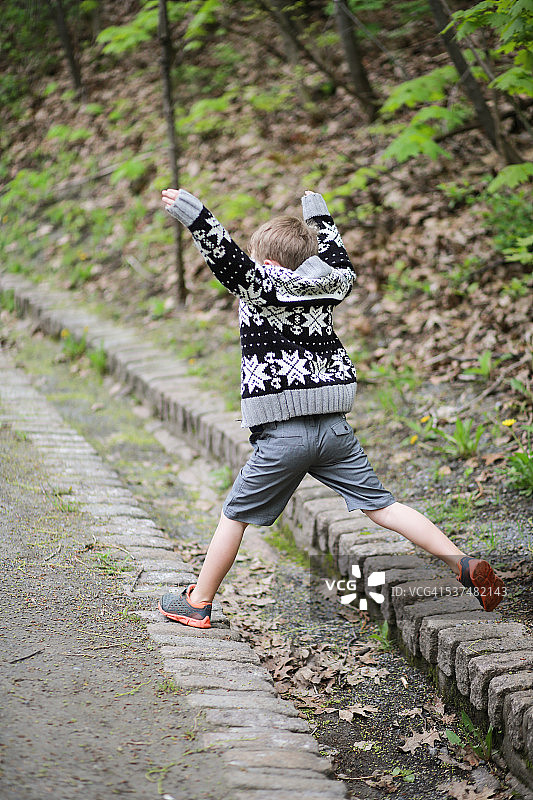 在自然徒步中跳跃图片素材