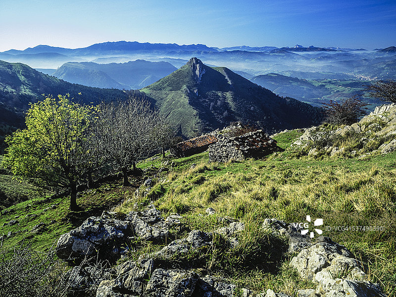 吉普斯夸省风光：阿拉拉山脉，奥萨加斯特鲁山和艾兹科里山图片素材