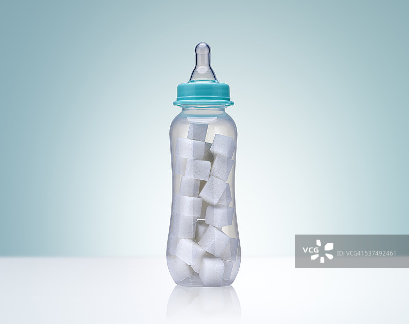 装满方糖的奶瓶图片素材