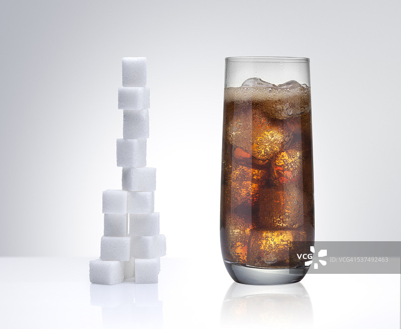 一杯可乐旁的方糖图片素材