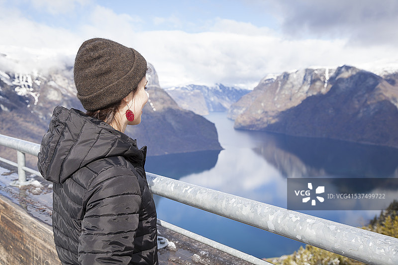 在挪威Stegastein观景台的年轻女子图片素材
