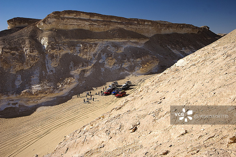 撒哈拉沙漠中的汽车图片素材