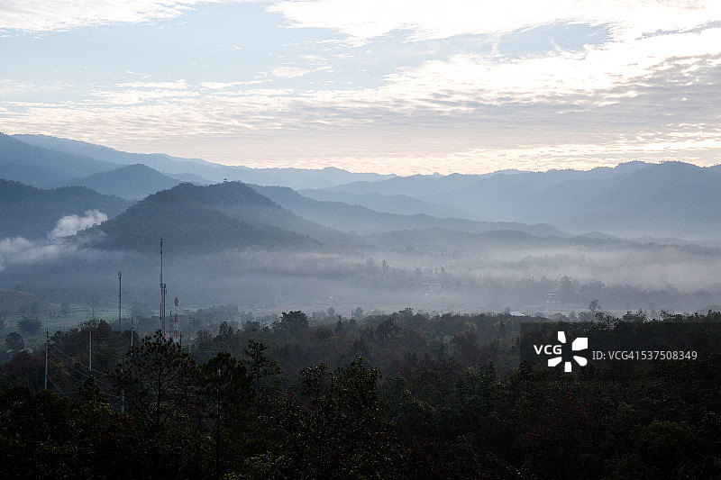 拜县峡谷湄宏顺山上的薄雾图片素材
