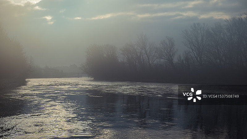 雾蒙蒙的河流图片素材