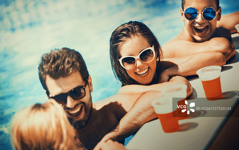 人们在游泳池边享用饮品图片素材
