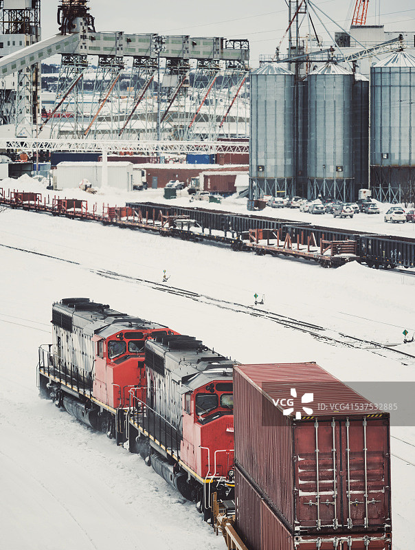 开往港口的货运列车图片素材