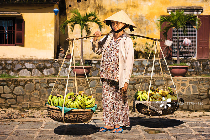 在会安售卖香蕉的越南妇女图片素材