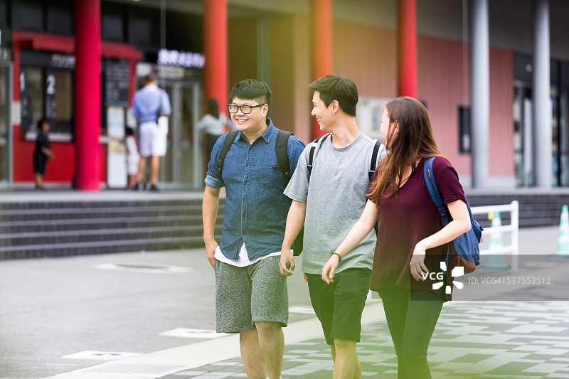 学生们在校园外玩耍图片素材