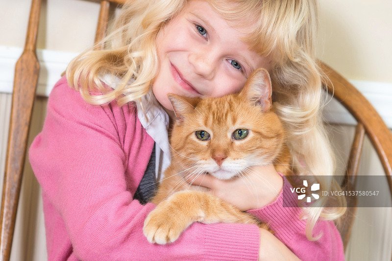 带着灿烂笑容的女孩拥抱图片素材