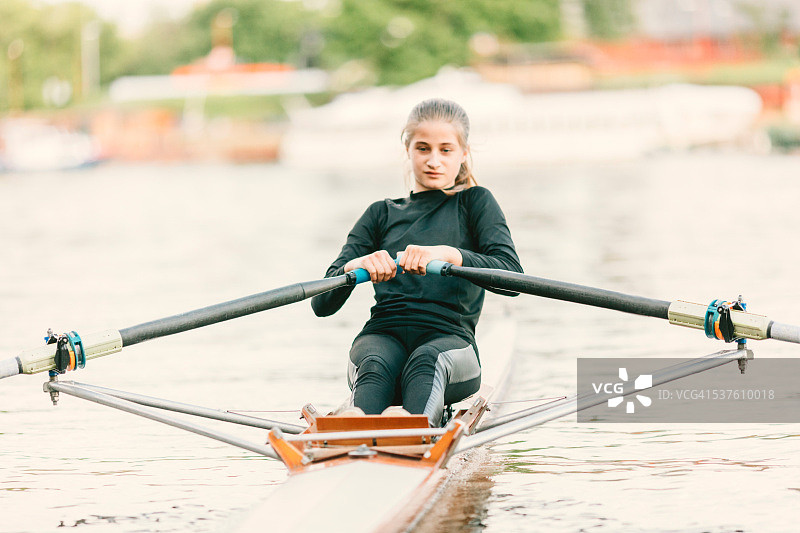 单人双桨划船图片素材