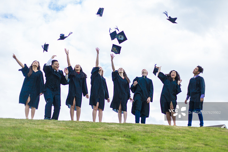 毕业后兴奋的大学生群体图片素材