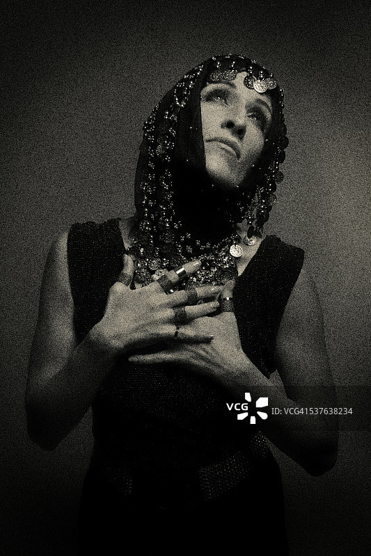 祈祷的中东妇女图片素材