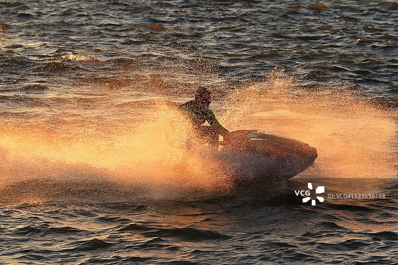 美国伊利湖上的喷气快艇骑手图片素材