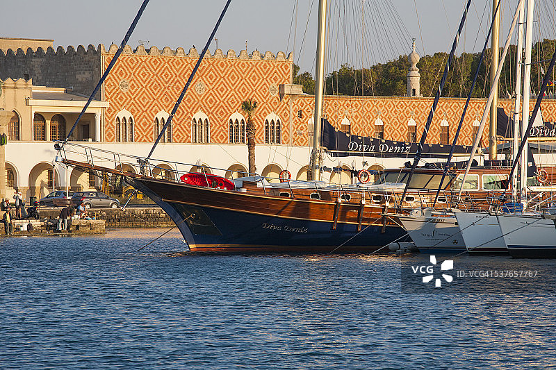 希腊罗德岛罗德镇曼德拉基港图片素材