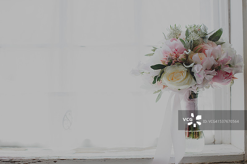 窗边的婚礼花束图片素材