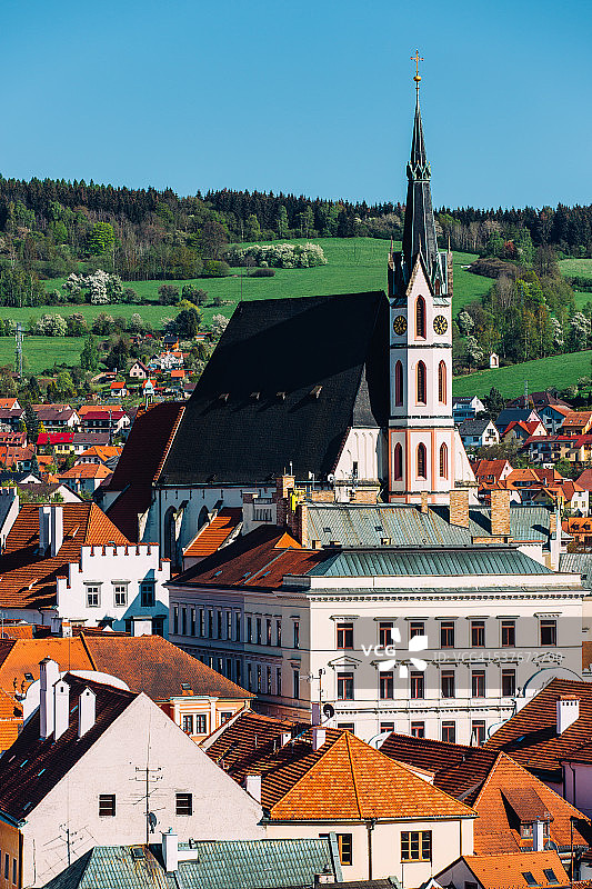 阳光明媚的捷克南波西米亚克鲁姆洛夫小镇和圣维特教堂图片素材