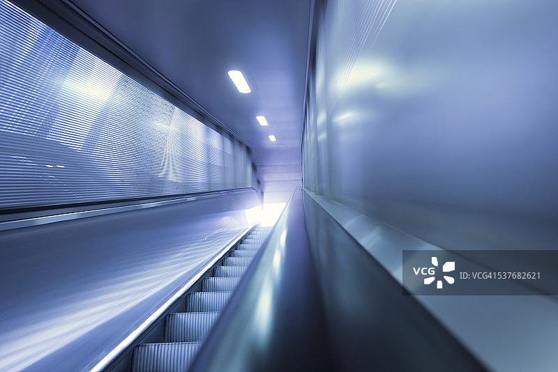 商业区户外自动人行道图片素材