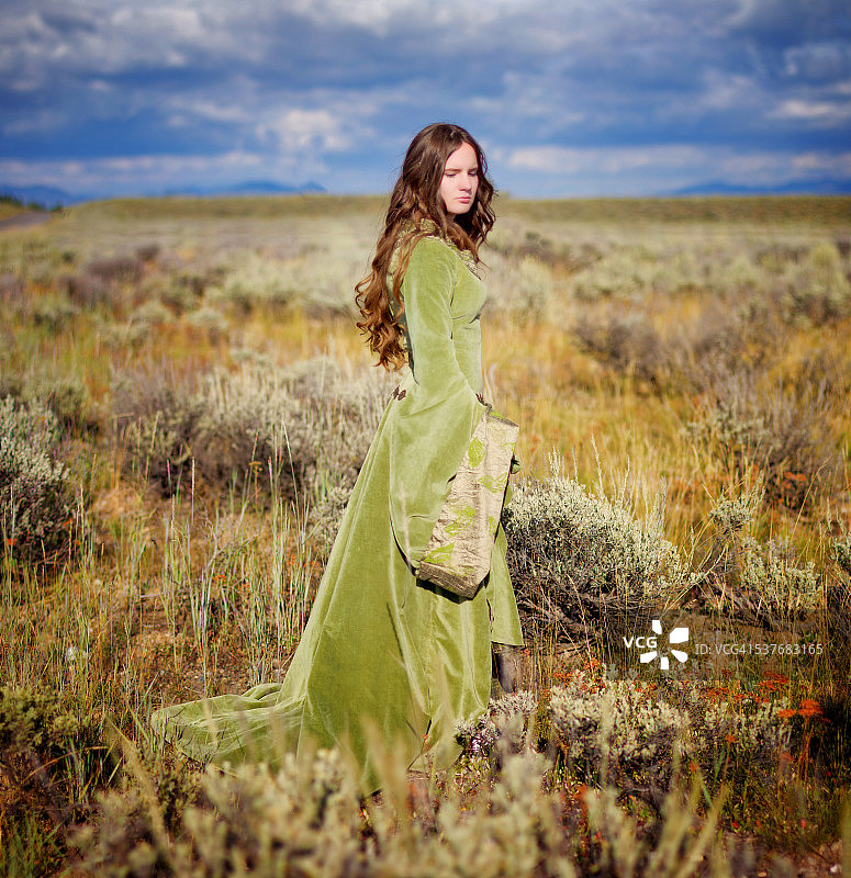 身穿中世纪服装的女人在户外田野图片素材