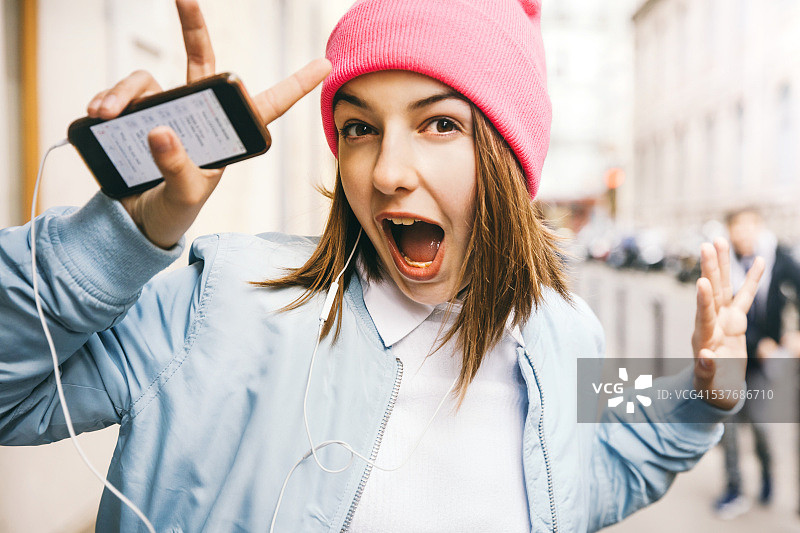 听音乐的少女图片素材