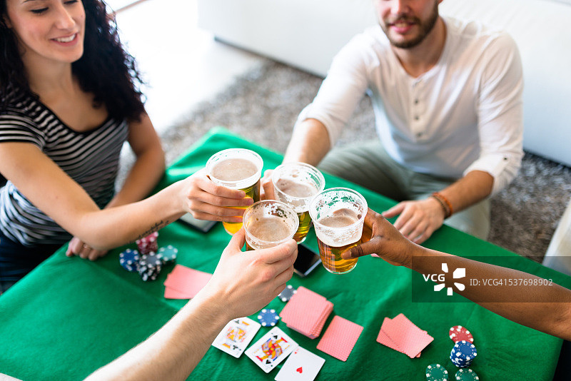 饮酒玩扑克图片素材