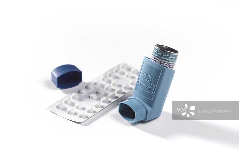 蓝色哮喘吸入器和类固醇图片素材