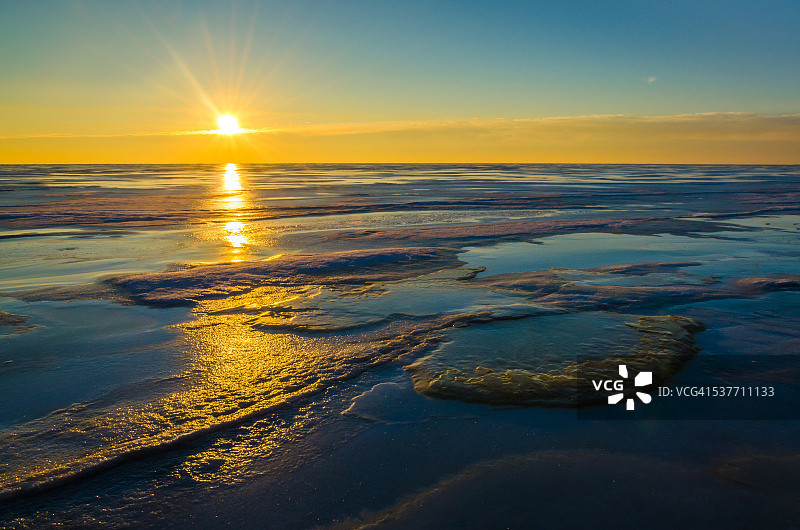 冰封的伊利湖图片素材