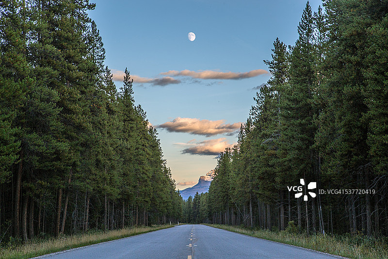 弓谷公园日落时的月亮图片素材