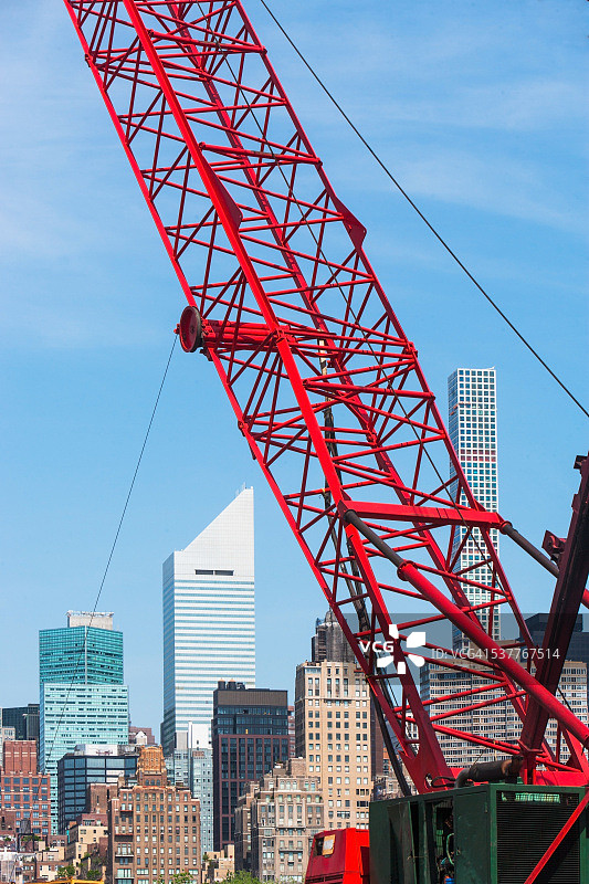 纽约市前的建筑驳船图片素材