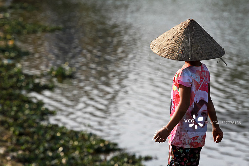 越南河流边的小女孩图片素材