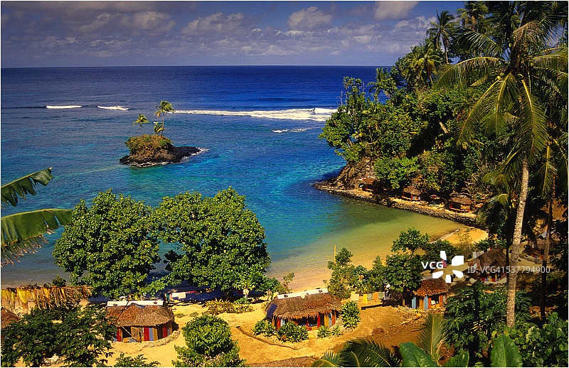 萨摩亚乌波卢岛上的旅游海滩小屋群图片素材