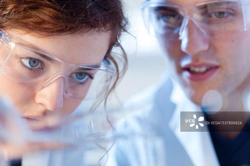 在实验室工作的化学研究科学家特写（横版）图片素材