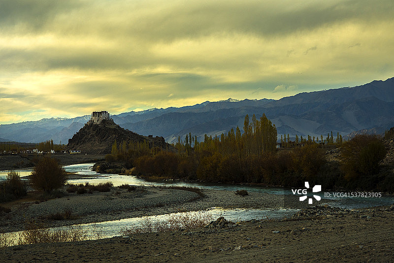 斯塔克纳寺与印度河图片素材