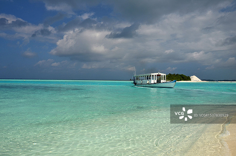 马尔代夫泻湖中的传统多尼船图片素材