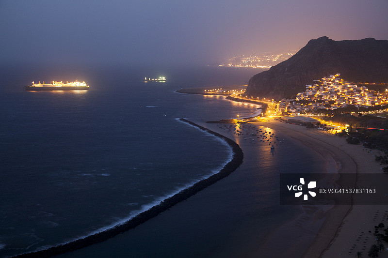 夜晚的拉斯特雷西塔斯海滩和海岸线图片素材